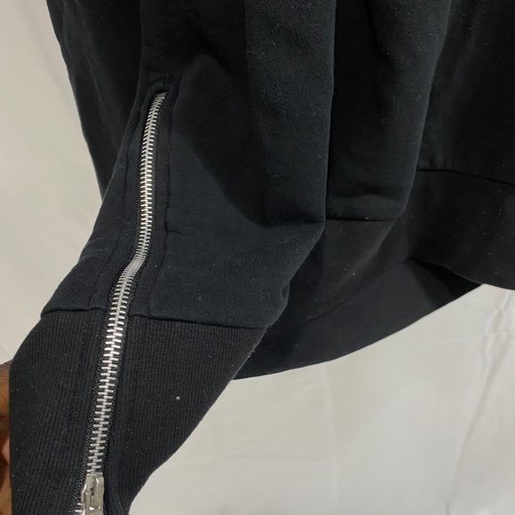 Black H & M Crewneck. - Picture 3 of 7
